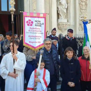 Agricoltori in festa a Magenta, il parroco don Giuseppe benedice i trattori sul sagrato della basilica
