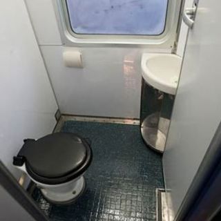 Seregno, 22enne si barrica nudo nella toilette di un treno