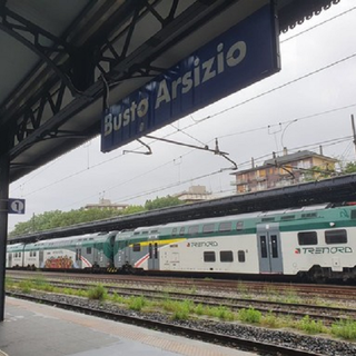 Maltempo, grossi problemi e disagi per i pendolari. Stavolta reggono i sottopassi
