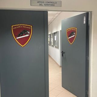 Pavia: molesta i clienti di un bar per farsi offrire da bere e aggredisce gli agenti della Polizia, scattano le manette