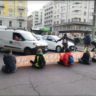 Milano, attivisti di Ultima Generazione bloccano traffico in centro