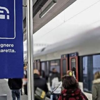 Fumano sul treno Pavia-Milano, uomo li rimprovera: aggredito e &quot;alleggerito&quot; del telefono