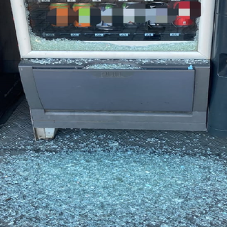 Raid nelle scuole di Cilavegna e Vigevano, razziati i distributori automatici