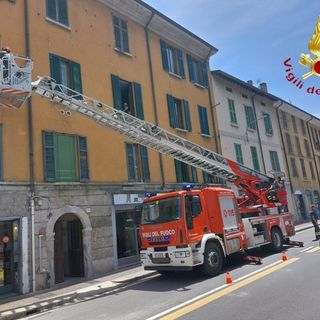 L'intervento di oggi dei vigili del fuoco di Como nell'abitazione di via Milano