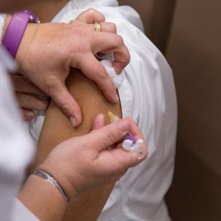 Vaccini in Lombardia, superati i 7 milioni di aderenti. Oltre mille richieste anche dai turisti