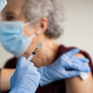 Vaccini anti Covid, prima giornata di prenotazioni senza intoppi: oltre 192mila anziani lombardi tra i 75 e i 79 anni hanno aderito