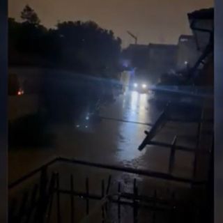 Sconvolgente video rilanciato dal canale YouTube di NaturalMeteo: in una Faenza spettrale, immersa nel buio e sommersa dall'acqua, tra i lampeggianti dei mezzi di soccorso, si sentono le grida disperate dei cittadini che chiedono aiuto, isolati nelle loro abitazioni