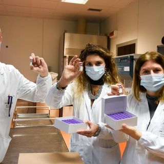 In Lombardia superate le centomila vaccinazioni anti Covid. Monti: «Se non arrivano scorte domenica saremo costretti a fermarci»