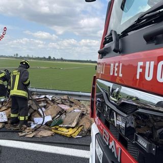 In fiamme un cassone contenente cartone pressato