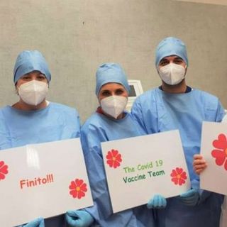 Nella foto: il dott. Giovanni Ferrari, Direttore dell’UOC di Medicina Interna dell’Ospedale di Broni-Stradella, con il Team per la vaccinazione anti Covid-19, al termine della campagna di somministrazione al personale dipendente ed ai collaboratori di ASST Pavia, presso il presidio Spoke
