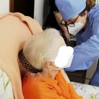 77 anni di matrimonio, 106 anni lui, 101 lei: appena vaccinati entrambi..