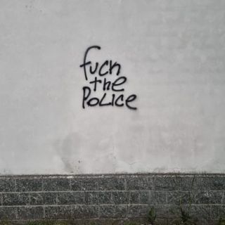‘F… the police’, vandali sfidano la Polizia Stradale di Magenta con scritte ingiuriose di fronte alla caserma