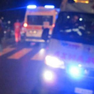 Vellezzo Bellini, auto fuori strada nella notte: feriti cinque giovani