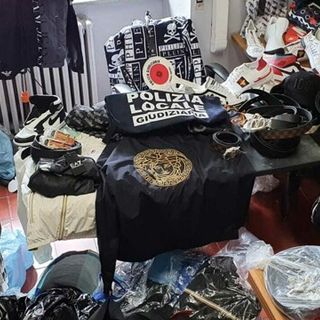 Milano, vendeva vestiti rubati e contraffatti: denunciato un 35enne