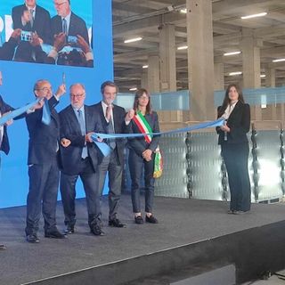 Vetropack, taglio del nastro e solenne parata di vip oggi a Boffalora: comincia una nuova storia sull’ex area Saffa