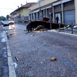 Magenta: maltempo, crolla tetto su via Roma. Disagi lungo le strade
