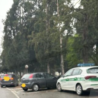 Magenta, automobilista sbanda alla curva di via Brocca e finisce contro un albero