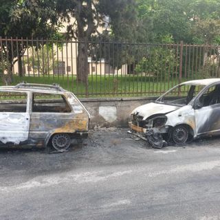 Magenta torna l’incubo dei piromani: due auto in fiamme nella notte in via don Milani