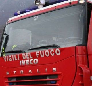Vigevano: fiamme in un deposito di corso Genova, sul posto i Vigili del fuoco e strada chiusa al traffico