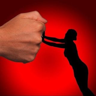 Insegue la ex da Trecate a Milano e l’aggredisce: arrestato 31enne