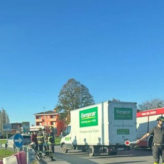 Vittuone: incidente alla rotonda del Destriero, ciclista finisce in ospedale