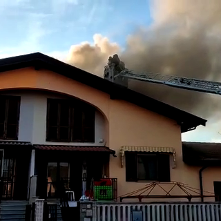 (VIDEO) Copiano: fiamme sul tetto di una casa, soccorsa una persona
