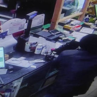 VIDEO. Corsico: tenta la rapina in farmacia, ma si dimentica la ricetta sul bancone. Arrestato un 57enne