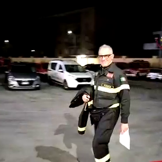 (VIDEO) - Pavia: dopo oltre 40 anni di servizio il capo reparto esperto Massimiliano Baldo va in pensione. Il saluto dei colleghi