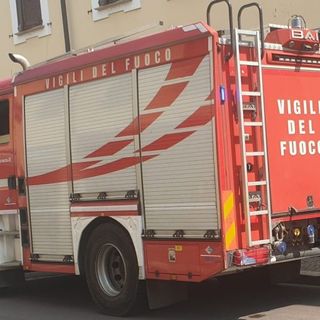 Incendio nella casa del guardiano delle acque ad Abbiategrasso, forse causato da un abusivo