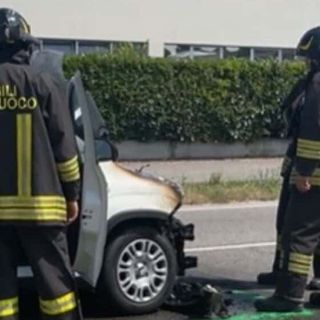Abbiategrasso: tamponamento in via Dante, auto prende fuoco