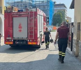 Bloccata in banca, donna delle pulizie liberata dai Vigili del Fuoco di Corbetta