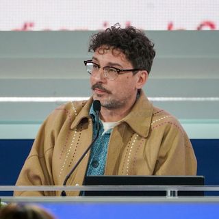 Sanremo 2025, Willie Peyote nel coro Luca Ravenna e ai piedi le scarpe granata: “Ho portato un po’ di casa e qualche amico”