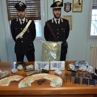 Broni: arrestata una banda di spacciatori con quasi due chili e mezzo di cocaina, armi e munizioni