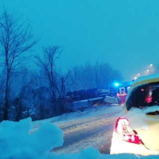Tromello: si ribalta con il camion sulla ex ss596, lievemente ferito il conducente