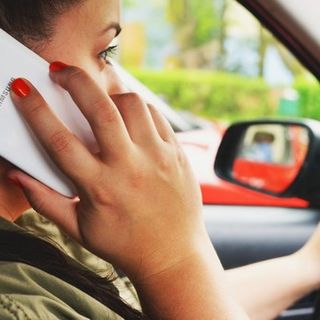 Codice della strada, via la patente (e mega multa) per chi usa il telefono alla guida