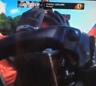 «Passa l'Ascari, va sul rettilineo verso la parabolica. E' arrivato mercoledì chiedendo: chi ha vinto in Ferrari la seconda dopo aver vinto la prima? Chi ha vinto consecutivamente? Sono in otto, e adesso diventano nove. Adesso diventano nove: il predestinato vince il Gran Premio d'Italia. Dopo nove anni la Ferrari torna sul gradino più alto a casa nostra. Jean Leclerc vince a Monza. Un trionfo. Una gara maestosa, strepitosa. Emozione pura. Questo ragazzo vince il Gran Premio d'Italia, Bottas secondo, Hamilton sconfitto: terzo»: la telecronaca di Carlo Vanzini su Sky ha accompagnato così nella storia Charles Leclerc.