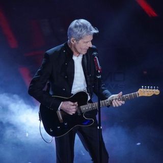 Baglioni apre la terza serata di #Sanremo2018 da protagonista: finalmente un'esibizione da solista