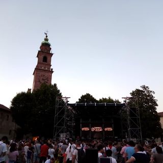Vigevano con le braccia rivolte al cielo sulle note di Francesco Gabbani