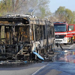 Sedriano – Autobus di linea della Movibus andato a fuoco