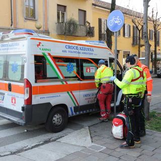 Abbiategrasso, elisoccorso e ambulanza in piazza Cavour