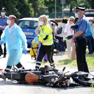 Grave incidente a Inveruno: motociclista elitrasportato al Niguarda