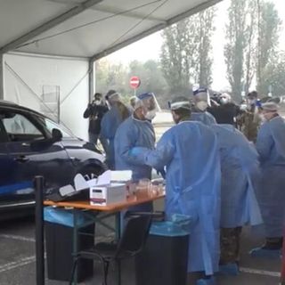 VIDEO. Aperto a Milano il più grande drive through d'Italia: 800 test al giorno senza prenotazione per studenti e personale scolastico