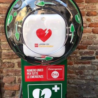 Robbio, nuovo defibrillatore in via Roma in memoria di Marco Piolatto