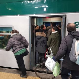 Pavia: si rompe il treno appena riattivato, centinaia di pendolari appiedati sulla Mortara–Milano