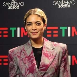 La &quot;ragazza di periferia&quot; Elodie a Sanremo con il pianista siriano che suonava in mezzo alle macerie