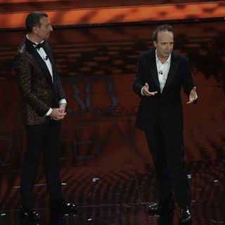 Benigni canta la sua “cover” a Sanremo: il Cantico dei Cantici porta l’erotismo all’Ariston