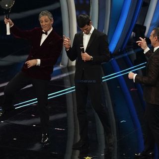 Novak Djokovic a Sanremo canta &quot;Terra promessa&quot; e palleggia con Fiorello