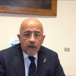 Mortara, il sindaco Facchinotti si sfoga su Facebook:&quot;Ho la vaga sensazione che un sacco di persone stiano giocando con il fuoco, dobbiamo restare a casa. Domani disporrò la chiusura del cimitero&quot;