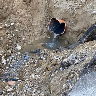 Gambolò, in via Isella si procede con il rifacimento delle fognature. Già eseguito circa l’80% dell’intervento