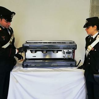 Pavese: ruba una macchinetta del caffè in un bar chiuso, nei guai un 40enne